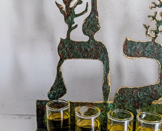 חנוכיה "ואהבת". נחושת אמיתית יצוקה על גוף ברזל. קני זכוכית פיירקס