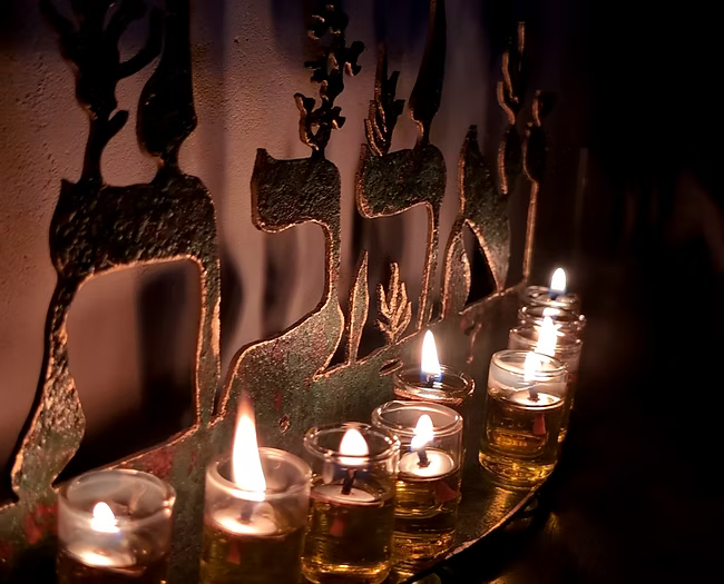 חנוכיה "ואהבת". נחושת אמיתית יצוקה על גוף ברזל. קני זכוכית פיירקס