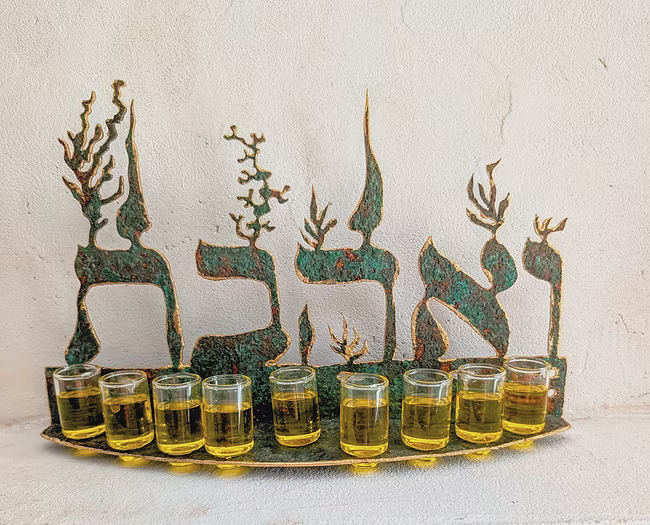 חנוכיה "ואהבת". נחושת אמיתית יצוקה על גוף ברזל. קני זכוכית פיירקס
