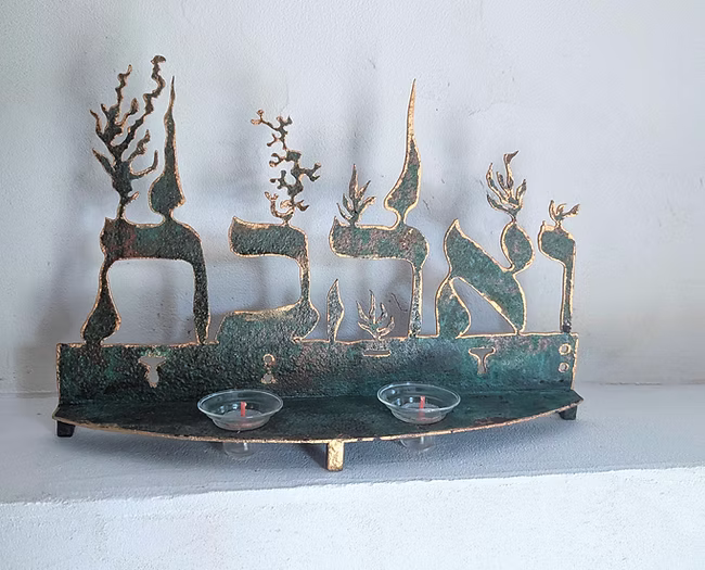 פמוט לנרות שבת “ואהבת”. נחושת יצוקה ידנית על ברזל, זוג קני זכוכית פיירקס ופתיליו