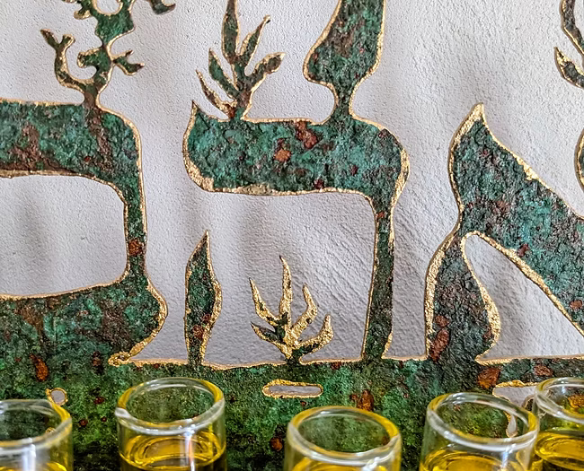 חנוכיה "ואהבת". נחושת אמיתית יצוקה על גוף ברזל. קני זכוכית פיירקס