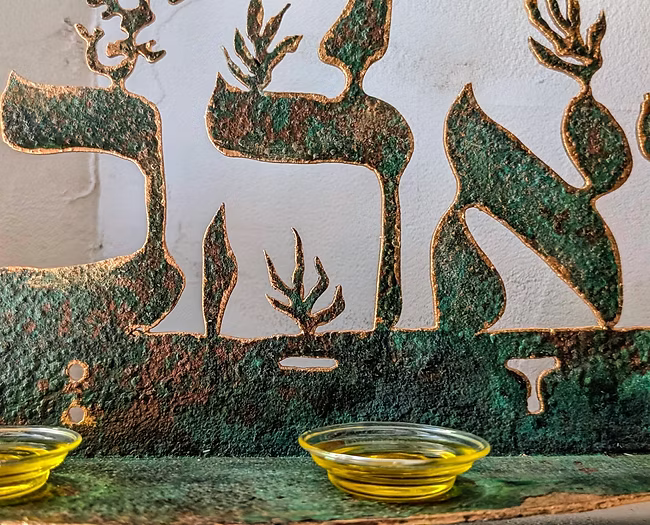 פמוט לנרות שבת “ואהבת”. נחושת יצוקה ידנית על ברזל, זוג קני זכוכית פיירקס ופתיליו