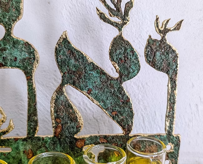 חנוכיה "ואהבת". נחושת אמיתית יצוקה על גוף ברזל. קני זכוכית פיירקס